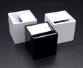  Twee witte één zwarte melamine asbakje 3x Kubo met metalen inzetstuk ontwerp Bruno Munari 1957 uitvoering Danese Milano / Italy 