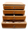  79 delig 12-persoons verzilverde cassette Model-70 in orginele kist ontwerp Jan Eisenloeffel 1929 uitvoering Gero 1930-'50 Vork lepel ontbijt 2 x 12 st Vork lepel diner 2 x 12 st Mes ontbijt 11 st / forse slijtage aan lemmetten Mes diner 11 st / forse slijtage aan lemmetten Schepwerk 6 st Trancheercouvert 2 st Broodzaag 1 st 