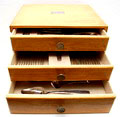  51 delig 6-persoons verzilverde cassette in orginele kist ontwerp Georg Nilsson ca.1930 uitvoering Gero 1930-'50 Vork lepel mes ontbijt 3 x 6 st Vork lepel mes diner 3 x 6 st Vismes 6 st Soeplepel groentelepel kaasschaaf juslepel suikerschep confitureschep botermesje 1x Vleesvorkje 2x 