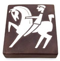  Aardewerk tegel met gestileerde voorstelling van man te paard ontwerp en uitvoering Jaap Ravelli 1957 Valkenburg Z-H 
