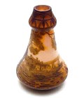  Glazen cameovaas met voorstelling van landschap vissersdorpje en vissersbootjes in groen en amber tegen witte ondergrond ontwerp Camille Tutré de Varreaux ca.1910 uitvoering Cristallerie de Pantin de Vez / Frankrijk 