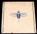  Mat wit geglazuurde tegel met blauwe geometrische decoratie van kever en grijze belijning ontwerp Bert Nienhuis uitvoering de Distel Amsterdam ca.1905 