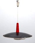  Metalen hanglamp met rasterkap buitenzijde zwart en binnenzijde wit met rode kaphouder en witte licht dispenser ontwerp onbekend uitvoering Philips Eindhoven ca.1950 