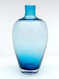  Lichtblauwe Serica fles ontwerp Floris Meydam 1962 uitvoering Glasfabriek Leerdam 