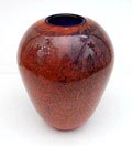 Blauw glazen vaas met gevlekte oranjebruine overlay ontwerp Göran Wärff 1997 uitvoering Kosta Boda / Zweden 