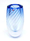  Dikwandige glazen vaas met inwendige blauwe spiraal Limited Edition 108 / 500 ontwerp Markku Eerola 1997 uitvoering Iittala / Finland 