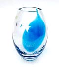 Helder glazen vaas met blauwgroen kleurvlak en twee geslepen lenzen aan buitenzijde ontwerp Siem v.d Marel ca.2004 uitvoering Glasfabriek Leerdam 