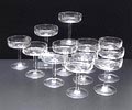  Champagne glazen Piet Zwart 12x tonvormige kelk met geslepen rondjes bloemvormig geslepen aanzet tussen been en kelk ontwerp Piet Zwart 1928 uitvoering Kristalunie Maastricht 