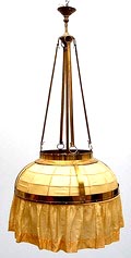  Geelkoperen Amsterdamse School hanglamp met zijden kap ontwerp in de stijl van Jan Eisenloeffel uitvoering onbekend Nederland ca.1910 