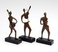  Gegoten bronzen sculptures van muzikant 3x op houten sokkel ontwerp uitvoering onbekend ca.1980 