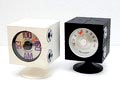  Een witte een zwarte kunststof kubus-radio R-47a uitvoering Panasonic / Japan ca.1970 