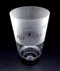  Halfgesatineerde helderglazen vaas op zwartglazen aangezette voet met tekst A.N.B.B.C.S Licht tot Duister 1894-1934 ontwerp Elias Smalhout 1889-1939 1934 uitvoering Glasfabriek Leerdam TEKST HERZIEN 