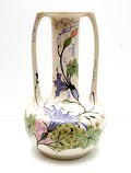  Aardewerk Kantjes vaas met handvaten en florale polychrome decoratie ontwerp beschildering toegeschreven aan Theodorus Verstraaten ca.1910 uitvoering Amphora / Oegstgeest 