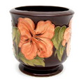  Aardewerk polychroom gedecoreerde bloempot met decor Hibiscus ontwerp Walter Moorcroft 1949 uitvoering Moorcroft Pottery Engeland 