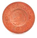  Ongeglazuurd aardewerk Jacoba wandbord met leeuwenkop in midden en randtekst HM - Emma - Koningin - Regent - HM - Wilhelmina - Koningin - der - Nederlanden uitvoering de Porceleyne Fles Delft ca.1898 