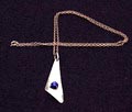  Zilveren hanger aan ketting met blauwkleurig steentje ontwerp uitvoering J.Engelsen 1934-'36 