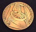  Bronzen penning N.V.Nedelandsche Spoorwegen medailleur J.Ph.van Zegveld uitgegeven ter herinnering aan de eendrachtige opvolging van het stakingsbevel 17 september 1944 uitvoering onbekend Nederland 1944 