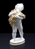  Wit geglazuurde porseleinen Putti met vergulde druiventros ontwerp toegeschreven aan Karl Tutter ca.1928 uitvoering Hutschenreuther / Duitsland 