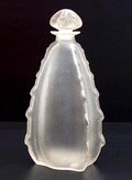  Gesatineerde helderglazen flacon Chypre met glimmende randdecoratie en gesatineerde stop ontwerp René Lalique voor Coty uitvoering Lalique / Frankrijk vóór 1914 