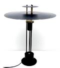  Zwart gelakte metalen halogeen bureaulamp opgebouwd uit drie metalen buizen met horizontaal bevestigde lamellen uitvoering Frandsen Lighting A/S / Denemarken ca.1980 