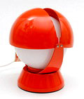  Roodgelakt metalen bureau-lampje met witglazen bol model Buonanotte-029 ontwerp Gianluigi Gorgoni ca.1965 uitvoering Stilnovo / Italië 