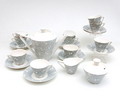 12-pers theeservies 12 kop schotels theepot suikerpot met deksel en melkkan uitvoering Plateelbakkerij Zuid-Holland Gouda ca.1955 