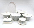  Soepterrine diam 22,3 cm twee dekschalen diam.19,8 cm dienkom(diam.20,8 cm botervloot sauskom en dienschaal uitvoering Plateelbakkerij Zuid-Holland Gouda ca.1955 