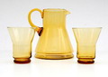  Amberkleurige glazen waterkan met twee glazen Libel ontwerp W.J.Rozendaal 1929 uitvoering Kristalunie Maastricht 