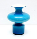  Blauw glazen Carnaby vaas met witte binnenzijde ontwerp Michael Bang ca.1965 uitvoering Holmegaard / Denemarken 
