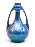  Aardewerk oorvaasje met blauw lusterglazuur uitvoering St.Lukas / Utrecht 1909-'23 