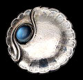  Geciseleerde zilveren Amsterdamse School broche/hanger met cabuchon geslepen maansteen ontwerp uitvoering H.Methorst Zeist 1923-'30 
