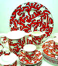 Ontbijt servies 15-dlg incl dienschaal Limited Edition met certificaat 427/1000 in originele doos ontwerp Keith Haring 1991 uitvoering Villeroy Boch / Duitsland Borden 6x diam 22 cm Dienschaal 1x diam 33 cm Kop schotels 6x diam schotels 14,8 cm Theepot met deksel hoog 20,6 cm Suikerpot met deksel hoog 10,6 cm Melkkannetje hoog 9 cm 