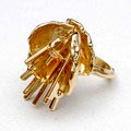 Een 14 kt geelgouden ring 20,2 gram uitgevoerd in structuren-techniek met spijlenritmiek bezet met een emeraude facet geslepen citrien 9,9 x 6 mm ontwerp uitvoering Anneke Schat Amsterdam 1976 