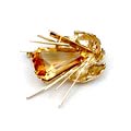 Een 14 kt geelgouden broche 21,8 gram uitgevoerd in structuren-techniek met spijlenritmiek bezet met een vlieger-facet geslepen citrien 26,6 x 19,6 mm ontwerp uitvoering Anneke Schat Amsterdam 1973 