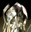 Glazen object in de vorm van bloem Fleur Cristal 4 heldere optisch-)glazen geslepen bladen om losse kern op spiegelblad ontwerp uitvoering Jozef Tomečko Tjecho-Slowakije 1990 