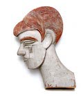 Gesneden houten expressionistisch portretsculptuur gedeeltelijk zilverkleurig ontwerp uitvoering Jan Wiegers 1893-1959 in eigen atelier 1925 Jan Wiegers was lid van de Groninger Kunstenaarsvereniging De Ploeg vanaf de oprichting in 1918 Provenance Collectie Wester / Groningen De Hr.Wester Sr was eigenaar van de stoffenzaak Wester de Groot Herestraat 18 Groningen Deze winkelier gaf rond 1925 regelmatig Groningse kunstenaars opdracht om werk voor de etalage te maken Deze specifieke kop is sindsdien in de familie bewaard gebleven 