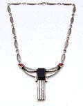 Zilveren Art-Deco collier met onyx en bloedkoraal ontwerp uitvoering Theodor Fahrner in eigen atelier ca.1925 Pforzheim / Duitsland 