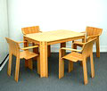 Eetkamerset bestaande uit vier essenhouten Stripstoelen SC met leuningen h x b x d 77 x 55,5 x 50 cm met bijbehorende tafel h x b x l 73 x 85 x 120 cm ontwerp Gijs Bakker 1974 uitvoering Castelijn 1974 