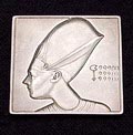 Een zeldzame zilveren penning “ Horemheb – Ichnaton ” ontwerp 1926 door Gerrit Rietveld 1888-1964 geslagen bij de Stichtse Fabriek van Zilverwerken van Cornelis L.J Begeer / Utrecht als herinneringsgeschenk voor het Openluchtspel “ Ichnaton ” tijdens het Lustrum 1926 van het USC Utrechts Studenten Corps met het portret van Jonkheer Loudon in zijn rol als Horemheb in het stuk Ichnaton geschreven door Graadt van Roggen geregiseerd door Albert van Dalsum en waarvoor Cris Agterberg de versierselen/sieraden heeft vervaardigd Provenance deze penning is in 1968 door C Begeer geschonken aan dhr Prof Dr Pieter Singelenberg 1918-2007 