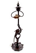 Een bronzen lampvoet met een gestileerde paradijsvogel ontwerp toegeschreven aan Hermann Fauser 1874-1947 uitvoering onbekend Duitsland / Oostenrijk 1920-'30 