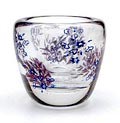 Vrijgeblazen en gevormde dikwandige helder-glazen Unica vaas AA 281 met tussenglas decoratie in twee lagen met donkerblauwe motieven van hartjes en sterren waarachter met kleurpoeder plantmotieven ontwerp A.D.Copier 1949 uitvoering Glasfabriek Leerdam 