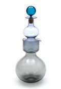 Twee-delige glazen karaf Kremlin Bells met glazen stop gevat in kurk glas onderzijde is fumi- van bovenzijde lichtpaars- en van stop groenkleurig ontwerp Kaj Franck 1955 uitvoering Nuutajärvi Notsjö / Finland 1965 
