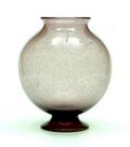 Lichtpaarse Unica vaas A 59 vrijgeblazen glas met opengebroken en getordeerde witte glazuurlaag op brede aangezette voet ontwerp Chris Lanooy 1926-'27 uitvoering Glasfabriek Leerdam 