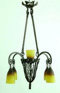 Gesmeed ijzeren hanglamp Ginko met gesatineerd glazen lampenkapjes met gele en bruine kleurpoeders ontwerp uitvoering Schneider / Frankrijk ca.1918 