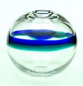 Bolvormige helderglazen Ligne Libre vaas met groene blauwe horizontale baan ontwerp Floris Meydam 1968 uitvoering Glasfabriek Leerdam 