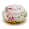 Glazen dekseldoosje gedecoreerd met kleurige bloemen en takken met bladeren tegen een geëtste achtergrond ontwerp uitvoering Daum / Nancy Frankrijk 1900-'05 