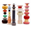 Complete serie van vijf Mini Totems ontwerp Ettore Sottsass 1963 uitvoering Bitossi / Montelupo Italië 1995-'96 in een gelimiteerde oplage van 150 stuks Hoogte's van links naar rechts 48,3 / 47,8 / 45,7 / 44,8 50,4 cm 