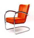 Verende buis-fauteuil no.412 met lang model zwarte gisoliten armleggers met vaste rug-stoffering en los zitkussen ontwerp 1934 door W.H.Gispen 1890-1981 uitvoering Gispen 
