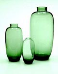 Drie vazen hoog 18,5 / 28,7 42 cm uitgevoerd in groenviolet glas ontwerp A.D.Copier 1938 uitvoering Glasfabriek Leerdam 