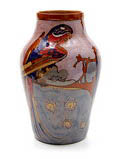 Aardewerk vaas met polychrome decoratie van papegaaien ontwerp Cornelis de Bruin 1903-'06 uitvoering DKP Dordtsche Kunstpotterij 